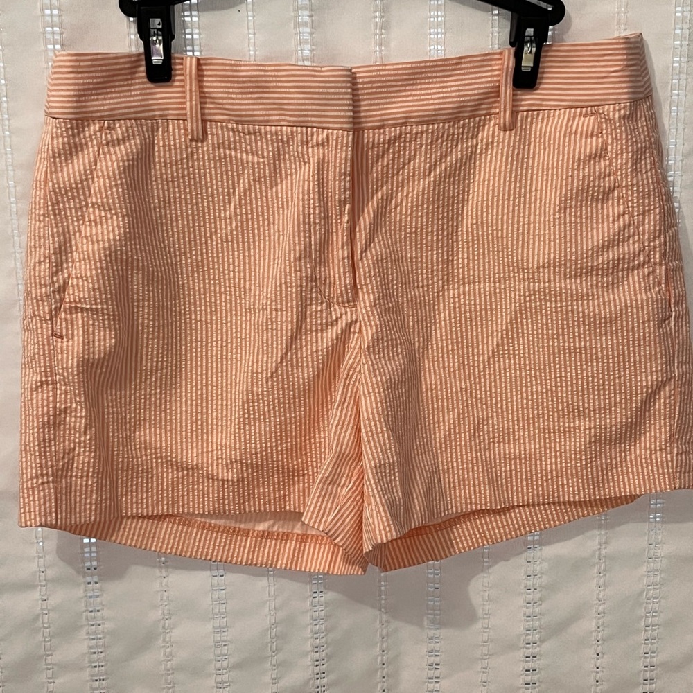 LOFT White & Light Peach Shorts Size 8P, new w/out tag